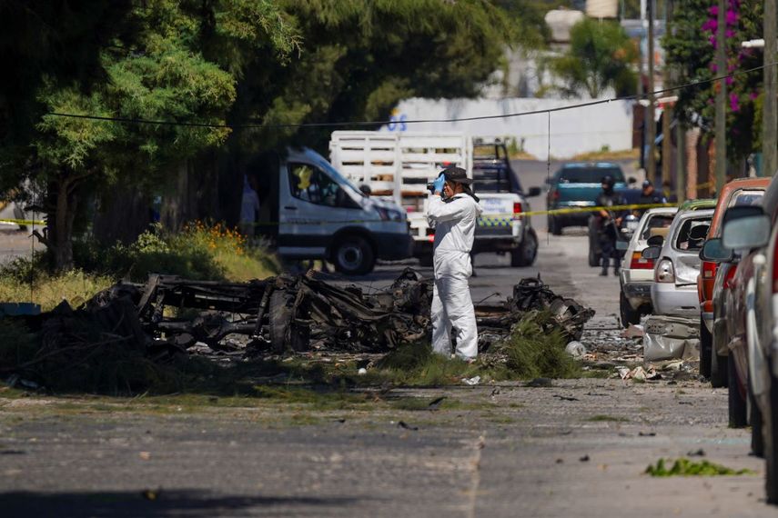 Agentes de seguridad y expertos en el lugar donde explotó un coche-bomba cerca de una comisaría en Acámbaro, estado de Guanajuato, México, el jueves 24 de octubre de 2024.