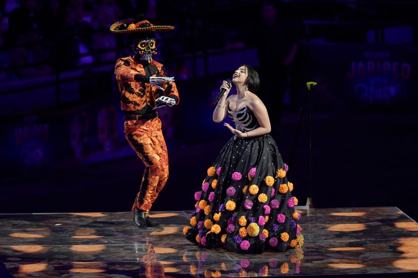 Ángela Aguilar, hija de Pepe Aguilar, canta en el espectáculo Jaripeo hasta los huesos tour 2024 en el Honda Center en Anaheim, California, el viernes 29 de marzo de 2024.