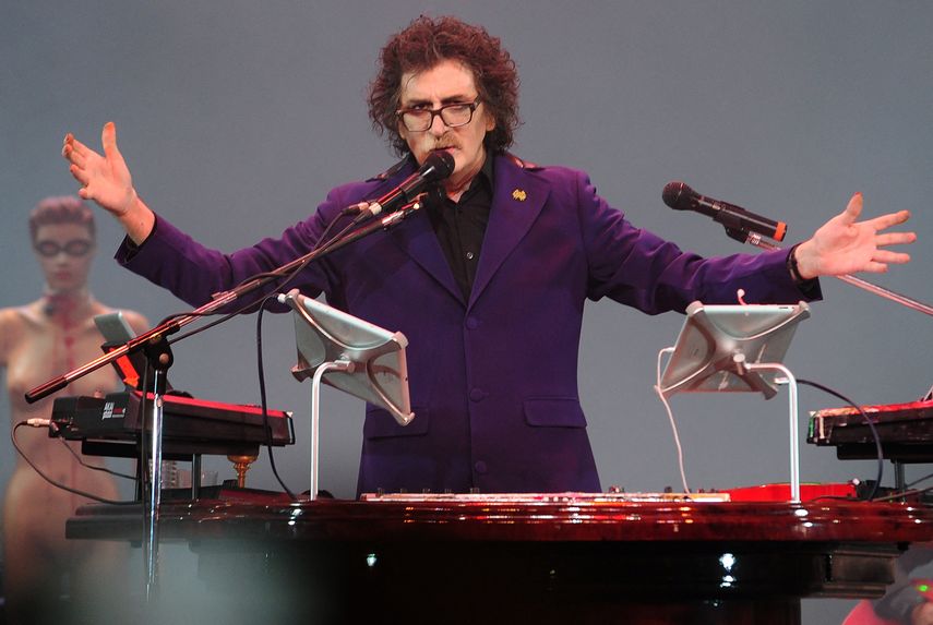 En esta foto de archivo tomada el 30 de septiembre de 2013, el músico argentino Charly García se presenta en el escenario del teatro Colón durante su espectáculo Lineas Paralelas, Artificio Imposible (Parallel Lines, Impossible Device) en Buenos Aires.&nbsp;
