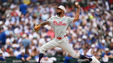 Christopher Sánchez, # 61 de los Filis de Filadelfia, lanza en la primera entrada contra los Cachorros de Chicago en el Wrigley Field el 4 de julio de 2024 en Chicago, Illinois.&nbsp;