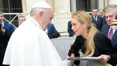 Lilian Tintori, esposa de Leopoldo López, visita al papa Francisco. (CORTESIA) 