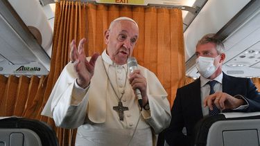 El papa Francisco habla con periodistas a bordo del avión papal camino a Roma desde Eslovaquia