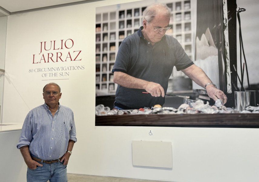 El pintor Julio Larraz posa en la entrada de la galería Ascaso, donde expone 80 Circunnavegaciones del Sol.