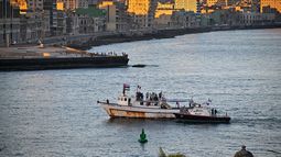 El buque Maguro llega procedente de México con ayuda humanitaria como parte del convoy Nuestra América y atraca en el puerto de La Habana el 24 de marzo de 2026. (Foto de ADALBERTO ROQUE / AFP)