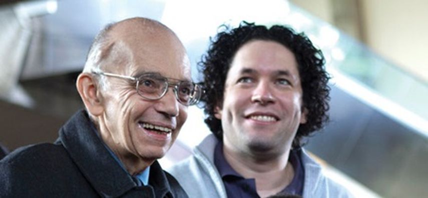 Jose Antonio Abreu (Izq.) junto al director de orquesta Gustavo Dudamel. (ARCHIVO)