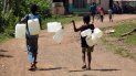 Dos niños dominicanos caminan por una de las zonas pobres de ese país. Dos niños dominicanos caminan por una de las zonas pobres de ese país.