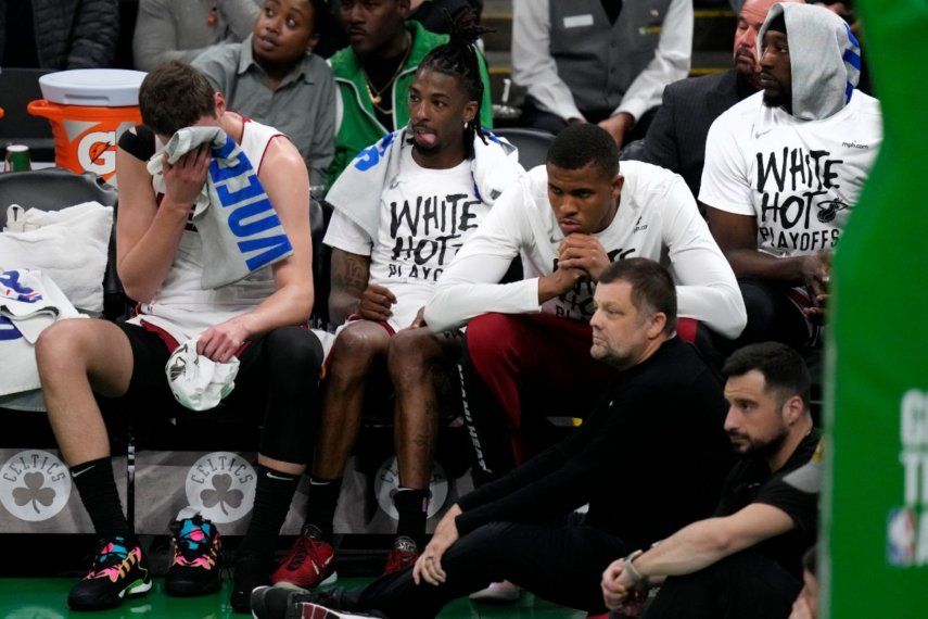 Jugadores del Miami Heat miran desde el banco mientras están detrás de los Boston Celtics por más de 30 puntos durante la segunda mitad del Juego 5 de una serie de playoffs&nbsp;