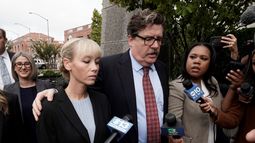 Sherri Papini llega a los tribunales con su abogado William Portanova (d) en Sacramento, California el 19 de septiembre de 2022.&nbsp;