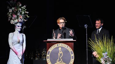 El actor Johnny Depp y el maquillista y presentador del premio Joel Harlow después de que Depp recibiera el premio al arte del Sindicato de Maquillistas y Peinadores. (AP)