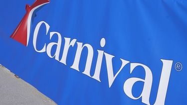 Fotografía de archivo del 29 de enero de 2021 de un letrero de Carnival Cruise Line en Port Miami en Miami.&nbsp;
