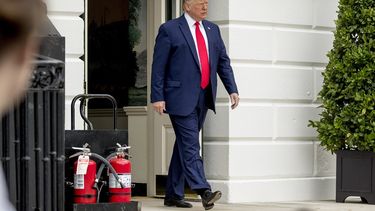 El presidente Donald Trump sale de la Casa Blanca para hablar con la prensa en el jard&iacute;n sur en Washington, el jueves 30 de octubre de 2019.