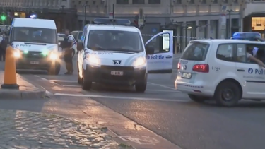 la policia belga abate a un hombre con explosivos en la estacion central