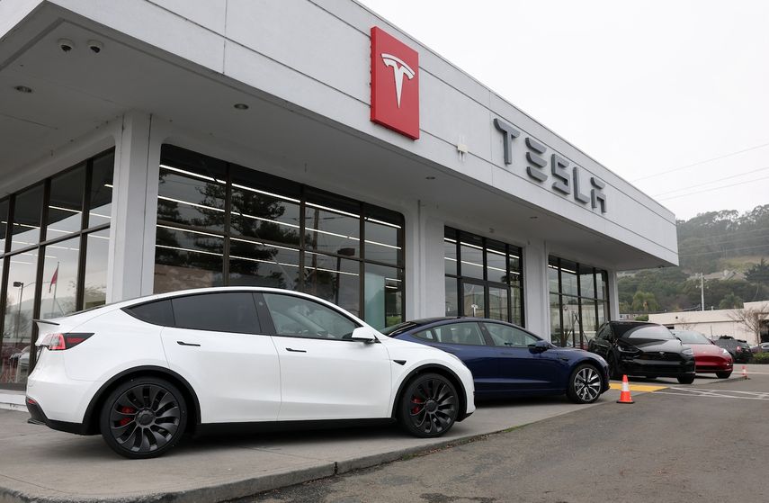 Los modelos Tesla Y y 3 se exhiben en un concesionario Tesla en Corte Madera, California.&nbsp;