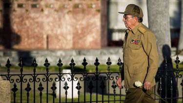 El exgobernante cubano Raúl Castro camina hacia la tumba de su hermano, el fallecido dictador Fidel Castro, en el cementerio de Santiago de Cuba.
