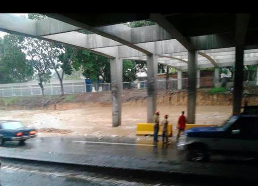 La lluvia inundó las vías caraqueñas. (TWITTER)