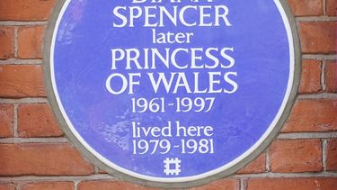 La placa azul de English Heritage en honor a la princesa Diana fue develada en Coleherne Court, Old Brompton Road, Londres, este miércoles 29 de septiembre de 2021.