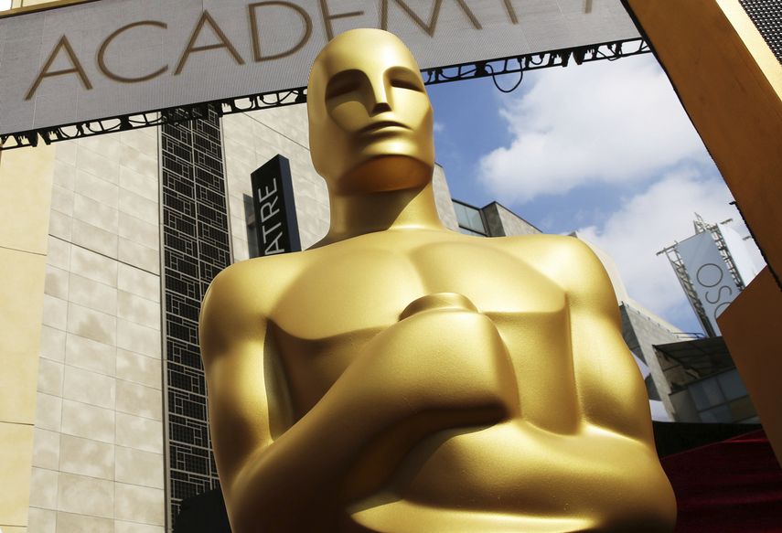 En esta foto del 21 de febrero de 2015, una estatua del Oscar afuera del Teatro Dolby para la 87ma entrega anual de los Premios de la Academia en Los Angeles.