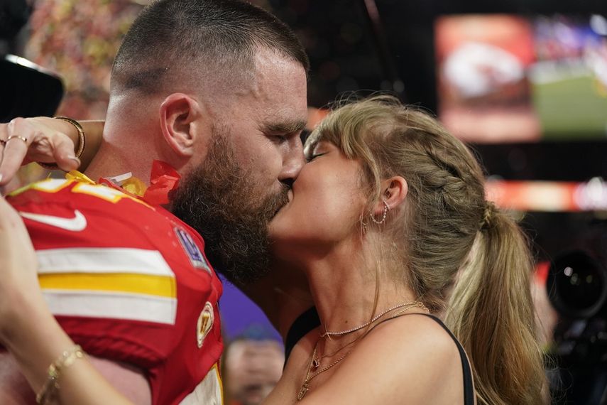 Taylor Swift besa al tight end de los Chiefs de Kansas City Travis Kelce tras la victoria ante los 49ers de San Francisco en el Super Bowl 58, el domingo 11 de febrero de 2024, en Las Vegas. 
