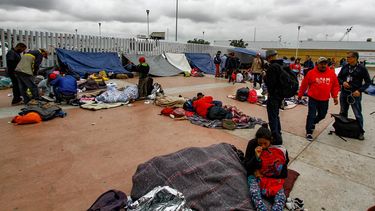 Miembros de la caravana de&nbsp;migrantes&nbsp;centroamericanos descansan en un predio de la ciudad de El Chaparral, en la ciudad fronteriza de Tijuana, México, este 30 de abril de 2018.