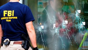 Un investigador del FBI trabajando en el lugar de los hechos.