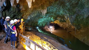 El grupo -compuesto por doce niños de entre 11 y 16 años y un adulto de 26- fue encontrado la noche del pasado lunes en una isla de terreno seco a 4 kilómetros dentro de la caverna y tras nueve días de intensa búsqueda en la que participaron más de 1.300 personas
