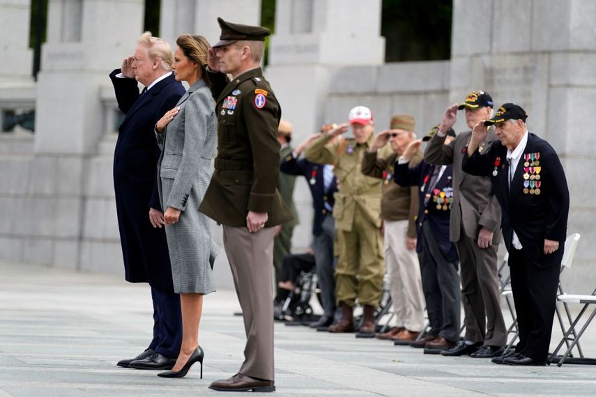 El presidente Donald Trump y la primera dama Melania Trump participan en una ceremonia para conmemorar el 75to aniversario del D&iacute;a de la Victoria en Europa, el viernes 8 de mayo de 2020, en Washington.
