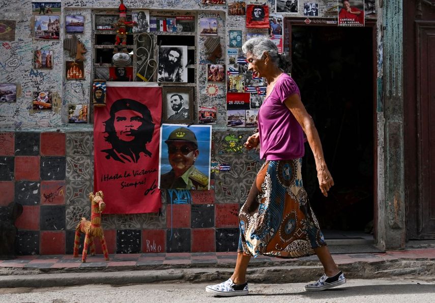 Una anciana camina por una calle de La Habana, el 3 de junio de 2025. En Cuba, uno de los países más envejecidos de Latinoamérica, las personas mayores que reciben pensiones mínimas intentan sobrellevar la grave crisis económica, y muchas de ellas recurren a la venta ambulante de café, cigarrillos o artículos de segunda mano. 