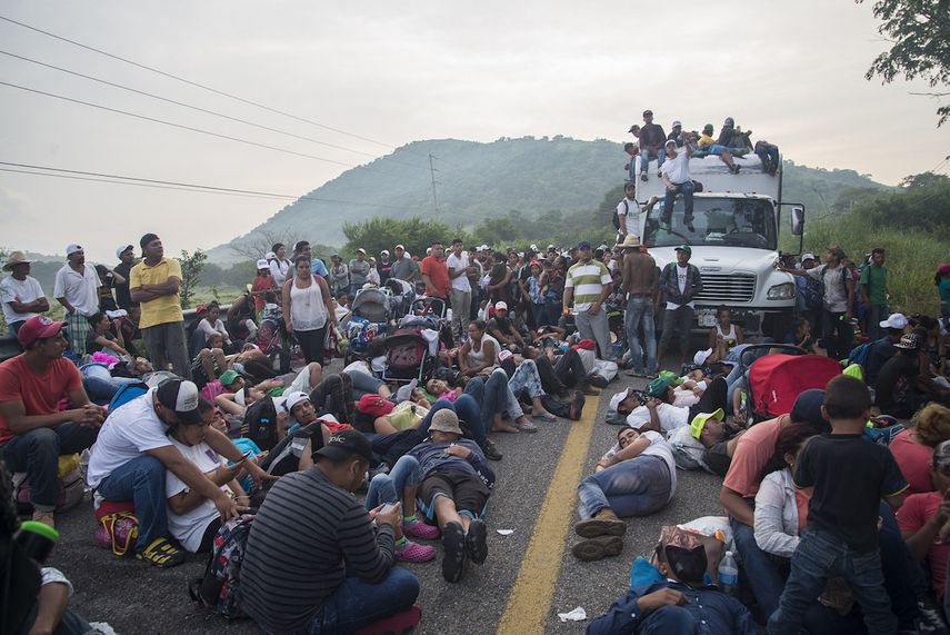 Los caminantes de la caravana realizan una parada para descansar después de haber recorrido más de 30 kilómetros.&nbsp;