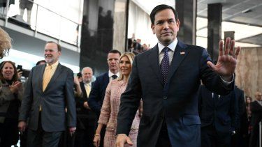 El secretario de Estado de Estados Unidos, Marco Rubio, y su esposa, Jeanette Rubio, llegan para hablar con los empleados a su llegada al Departamento de Estado en Washington, DC, el 21 de enero de 2025.