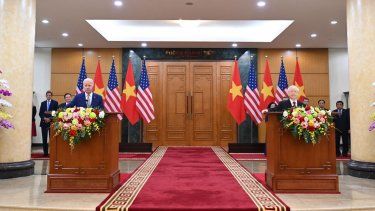 El presidente Joe Biden y el secretario general del Partido Comunista de Vietnam, Nguyen Phu Trong, hablan con los medios de comunicación después de una reunión en la sede del Partido Comunista de Vietnam en Hanoi el 10 de septiembre de 2023.&nbsp; &nbsp;