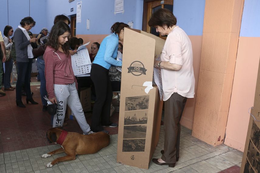 Una mujer ecuatoriana acude a la mesa de votación acompañada de su mascota este domingo 19 de febrero de 2017, en la ciudad de Guayaquil, Ecuador.