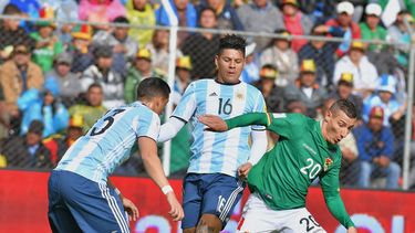 Pablo Escobar (derecha) de&nbsp;Bolivia&nbsp;disputa el balón con Ramiro Funes Mori (izquierda) de Argentina.