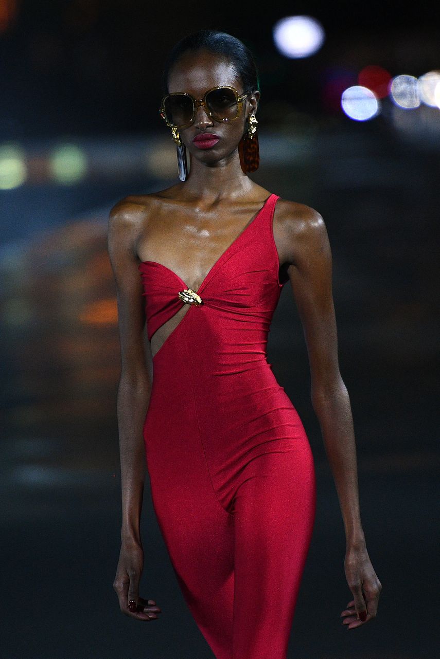 Una modelo presenta una creación de Yves-Saint-Laurent cerca de la torre Eiffel durante el desfile de la colección Womenswear Primavera Verano 2022 en París el 28 de septiembre de 2021 durante la Semana de la Moda de París.