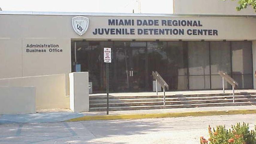 En un documento hecho público el lunes,&nbsp;Antwan Lenard Johnson&nbsp;es acusado de conspiración y privación de derechos del adolescente.