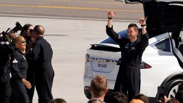 El multimillonario Jared Isaacman (der) en Cabo Cañaveral, Florida, el 15 de septiembre del 2021, antes su misión a bordo de un cohete de SpaceX.&nbsp;