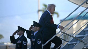 El presidente Donald Trump aborda el Air Force One en el Aeropuerto Internacional de Palm Beach en West Palm Beach, Florida, el 30 de marzo de 2025, en ruta a Washington DC, tres días antes del día de los aranceles.