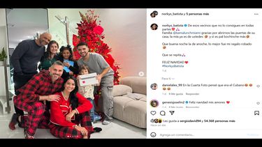 La actriz y modelo venezolana Norkys Batista junto a parte de su familia.