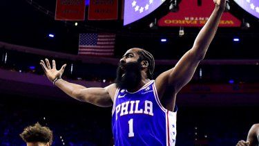 El base James Harden de los 76ers de Filadelfia durante un partido de los playoffs contra los Nets de Brooklyn, el lunes 17 de abril de 2023, en Filadelfia. 