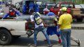 Un grupo de hombres introducen un ataud con los restos de un fallecido por coronavirus COVID-19 dentro de una camioneta en Guayaquil, Ecuador. Un grupo de hombres introducen un ataud con los restos de un fallecido por coronavirus COVID-19 dentro de una camioneta en Guayaquil, Ecuador.