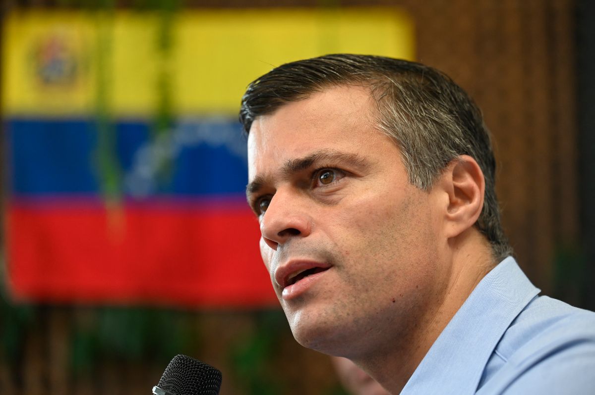 El líder de la oposición venezolana, Leopoldo López, pronuncia un discurso en un evento con ciudadanos venezolanos sobre la situación política de Venezuela antes de las elecciones de noviembre, en la Ciudad de Guatemala. El líder de la oposición venezolana, Leopoldo López, pronuncia un discurso en un evento con ciudadanos venezolanos sobre la situación política de Venezuela antes de las elecciones de noviembre, en la Ciudad de Guatemala.