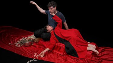 Escena de la obra No me beses en el cuello de la compañía Artefactus Cultural Project, Inc..&nbsp;