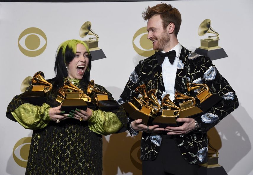 Billie Eilish, a la izquierda, y Finneas OConnell posan en la sala de prensa tras ganar varios premios Grammy el 26 de enero de 2020 en Los Angeles. OConnell fue nombrado uno de los Artistas Revelación del Año por The Associated Press para el 2020.&nbsp;
