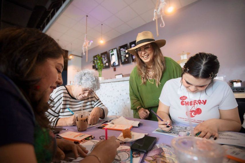 Annie Reyes durante un taller para colorear.&nbsp;