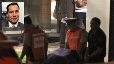 En la imagen, el momento en que fuerzas de seguridad retiran el cuerpo sin vida del fiscal federal Alberto Nisman, de Argentina. Foto EFE