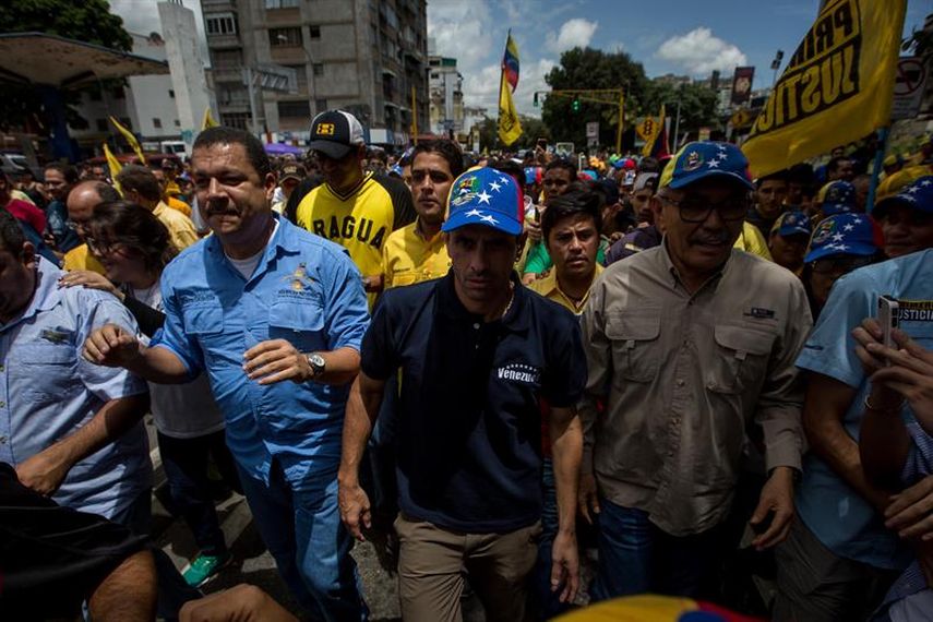 Capriles advirtió a la rectora Tibisay Lucena, presidenta del Poder Electoral, de que si el lunes el CNE falla a este compromiso, ella deberá hacerse responsable por las consecuencias de lo que pudiera pasar en el país (EFE)