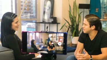 Mar&iacute;a Carolina Alonso, periodista de RCTV, y el l&iacute;der de Viniloversus,&nbsp;Rodrigo Gonsalves.&nbsp;