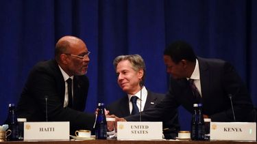 El primer ministro de Haití, Ariel Henry (izquierda), saluda al representante de Kenia, Alfred Nganga Mutua (derecha), delante del secretario de Estado de Estados Unidos, Antony Blinken, durante una reunión sobre la seguridad en Haití, en Nueva York, el 22 de septiembre de 2023.&nbsp;