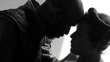 En esta imagen, proporcionada por Apple, Denzel Washington, izquierda, y Frances McDormand en una escena de The Tragedy of Macbeth, del director Joel Coen, que se estrena en el Festival de Cine de Nueva York.