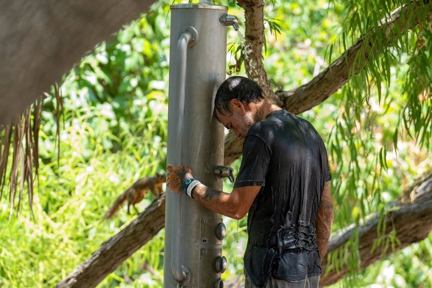 Un hombre se refresca junto al lago Lady Bird, ya que las temperaturas extremas en todo Texas han llevado al Servicio Meteorológico Nacional a emitir advertencias de calor excesivo y avisos de calor que afectan a más de 40 millones de personas en Austin, Texas, el 27 de junio de 2023.&nbsp; &nbsp;