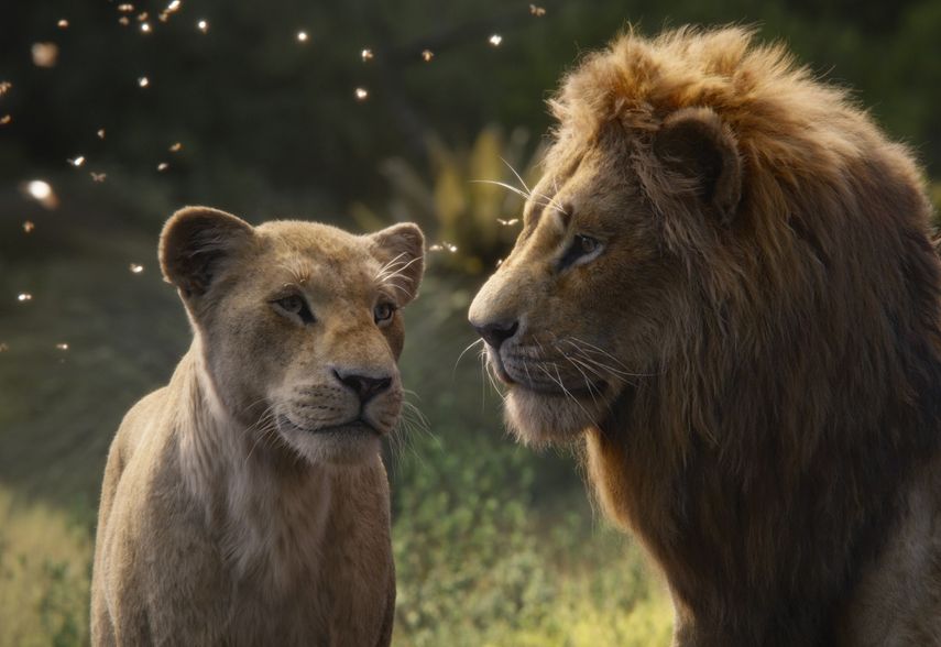 Nala, con la voz de Beyoncé Knowles-Carter, izquierda, y Simba, con la voz de Donald Glover, en una escena de El Rey León en una imagen proporcionada por Disney.